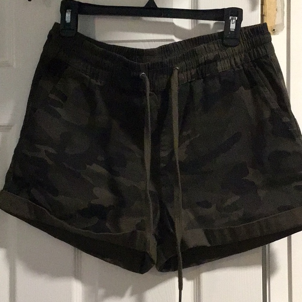 Camo cuffed shorts